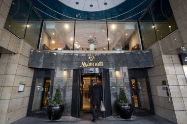 Prag, Çek Cumhuriyeti - 1 Kasım 2019: Prag 'daki ana otellerinin Marriott logosu. Avlu Marriott Corporation dünya çapında lüks otellerin sahibi ve bayiliğidir.