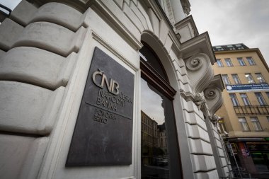 Brno, Çek Cumhuriyeti - 5 Kasım 2019: Brno bürosunun önündeki Ceska Narodni Banka Cnb logosu. Cnb, veya Çek Ulusal Bankası, para birimi ve ekonomiden sorumlu Çek Merkez Bankası 'dır.