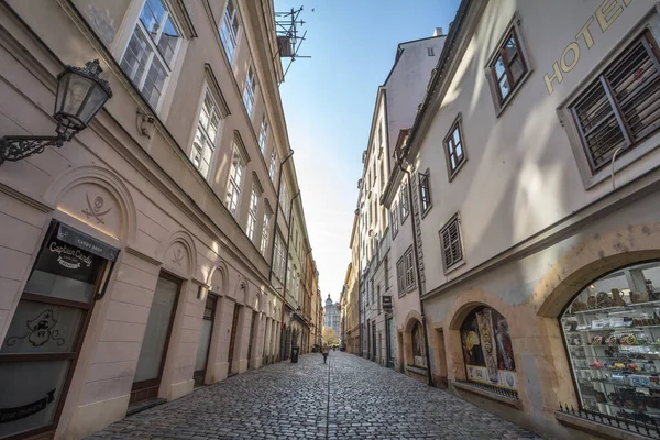 Prag Tjeckien Oktober 2019 Kotcich Smal Gata Med Medeltida Byggnader — Stockfoto