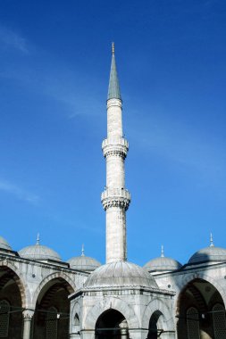 Sultanahmet Camii 'nin minare kulesi, Aralık sabahı İstanbul, Türkiye' de. Ayrıca Mavi Cami olarak da adlandırılan yer, Müslüman bir ibadethane, Osmanlı mimarisinin sembolü ve İstanbul 'un simgesi.