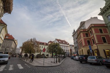 PRAG, CZECHIA - NOVEMBER 3, 2019: Uhelny trh Meydanı, Prag 'ın eski bir kasabasındaki ortaçağ binaları ve kaldırım taşları caddeleriyle çevrili, aynı zamanda Stare mesto olarak da bilinir. Şehrin önemli bir simgesidir.