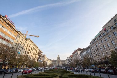 Prag, Çek Cumhuriyeti - 31 Ekim 2019: Vaclaske Namesti veya Wenceslas Meydanı 'ndan geçen ve ayakta duran turistler, arka planda büyük bir turistik durak olan Ulusal Müze (Narodni Muzeum) ile birlikte