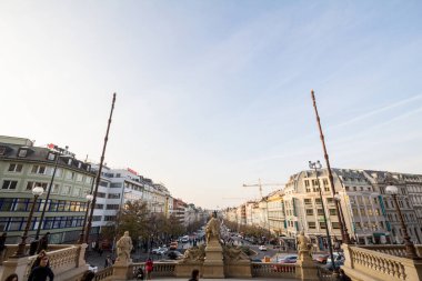 Prag, Çek Cumhuriyeti - 31 Ekim 2019: Vaclaske Namesti Panoraması, veya Wenceslas Meydanı, arka planda Saint Wenceslas (Svaty Vaclav), önemli bir turistik nokta