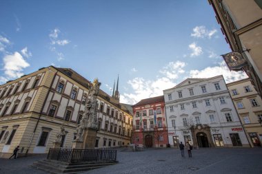 Brno, Çek Cumhuriyeti - 4 Kasım 2019: Aziz Peter ve Paul 'un Brno Katedrali, veya Zelny Trh Meydanı' ndan görülen Petrov. Katedrala svateho petra a pavla olarak da bilinir, şehrin önemli bir simgesidir.
