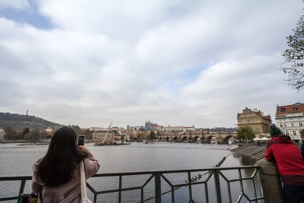 Prag Czechia Kasım 2019 Turist Bir Kadın Vltava Nehri Charles — Stok fotoğraf