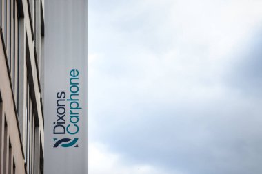 BRNO, CZECHIA - 4 Kasım 2019: ofislerinde Brno için Dixons Carphone logosu. Dixons Carphone, tüm dünyaya yayılmış bir İngiliz elektronik perakendecisi.