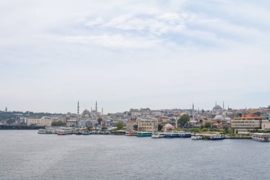 İSTANBUL, TURKEY - 21 AĞUSTUSTOS 2016: İstanbul 'da Eminonu ilçesinin panoraması, boğazı, altın boynuzu, Süleyman Camii ve yolcu feribotları.
