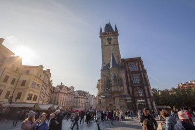 PRAG, CZECHIA - 31 Ekim 2019: Eski Şehir Meydanı Panoraması (Staromestske Namesti) Prag 'ın önemli bir simgesi olan Eski Şehir Salonu' nun saat kulesine odaklanarak, aynı zamanda staromestska radnice