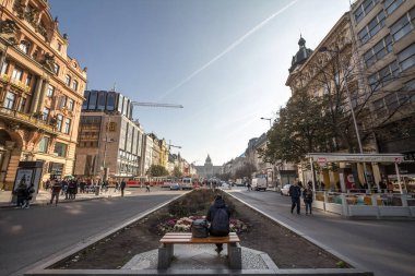 Prag, Çek Cumhuriyeti - 31 Ekim 2019: Vaclaske Namesti veya Wenceslas Meydanı 'nda oturan turist, turist ve turist.