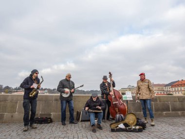 PRAG, CZECHIA - NOVEMBER 1, 2019: Prag 'ın en önemli turistik beldelerinden biri olan Charles Köprüsü' nde beş müzisyen çalan Çek müzik grubu