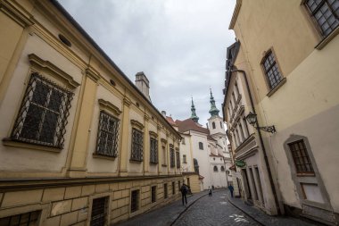 BRNO, CZECHIA - 5 Kasım 2019: insanlar Moravya 'nın Brno kentindeki Dominikanska caddesinde ilerliyorlar. Şehrin eski tarihi merkezinin ortaçağ kaldırımlı kaldırım taşı caddesi.