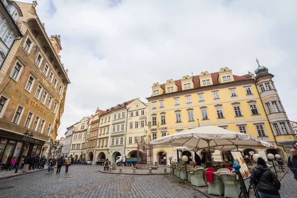 Prague Czechia Novembro 2019 Praça Namesti Masculino Com Turistas Passando — Fotografia de Stock