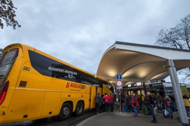 BRNO, CZECHIA - 5 Kasım 2019: bu şirkete ait yolcu koltuğunun logosu. Öğrenci Ajansı 'nın bir parçası olan Regiojet Çek özel tren ve nakliye şirketi.