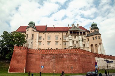 KRAKOW, POLAND - 6 Haziran 2009: Wawel Kalesi 'ne ana cephesi aşağıdan görünen ana giriş. Ayrıca Zamek Krolewski na wawelu olarak da bilinir, ana Krakow kalesi ve büyük bir dönüm noktasıdır.
