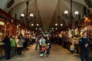 KRAKOW, POLAND - 6 Haziran 2009: Sukiennice 'in kalabalık iç kesimi, aynı zamanda Kumaş Salonu olarak da bilinir, alışverişçiler mücevher ve hediyelik eşya satan butiklere bakarlar. Krakow 'un büyük bir simgesi.