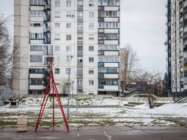 Sırbistan 'da Novi Beograd veya Yeni Belgrad' daki komünist binaların önündeki çürüyen basketbol sahası kışın karla kaplıydı