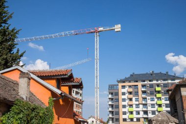 Belgrad 'ın kenar mahallelerinin Peri kentsel manzarası, inşaat sahasında vinçler, modern konut binaları inşa ediliyor ve eski evler yıkıma hazır.