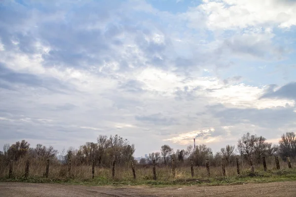 Naturlandschaft Mit Einigen Landwirtschaftlichen Feldern Vor Einem Industrieschornstein Dessen Abgase — Stockfoto