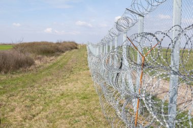Rastina (Sırbistan) ve Bacszentgyorgy (Macaristan) arasındaki sınır çiti. Bu sınır duvarı, Balkanlar 'daki mülteci krizi sırasında gelen mültecileri ve göçmenleri durdurmak amacıyla 2015 yılında inşa edildi.