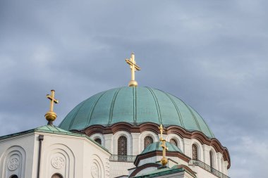 Aziz Sava Katedral Tapınağı (Hram Svetog Save) kubbesi ve kubbesine odaklanmıştır. Bu ortodoks kilisesi, Sırbistan 'ın başkenti Belgrad' ın başlıca eserlerinden biri.