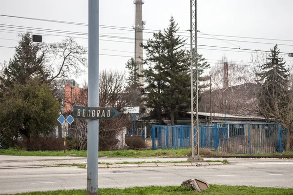 Staré Zrezivělé Znamení Rozpadu Označující Směr Bělehrad Bělehrad Srbštině Opuštěné — Stock fotografie