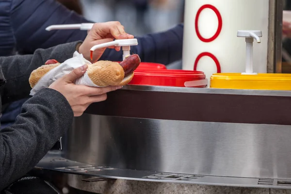 Hände Einer Frau Gießen Soßen Ketchup Und Senf Auf Einen — Stockfoto