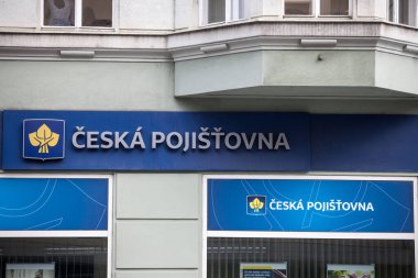 PRAG, CZECHIA - NOVEMBER 1, 2019: Prag ofislerinde Ceska Pojistovna logosu, Ceska Pojistovna, hayattan mülke çeşitli sigorta ürünleri sunan Çek bir sigorta şirketidir.