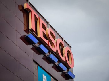 PRAG, CZECHIA - 4 Kasım 2019: Szeged 'deki ana süpermarketlerinde Tesco logosu. Tesco, Avrupa 'da yayılmış bir İngiliz süpermarketi, bakkal ve genel ürün perakendecisi.