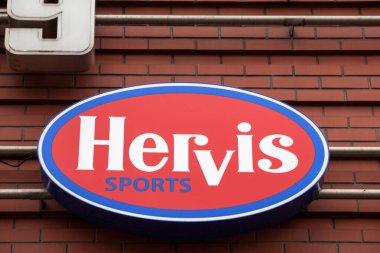 PRAG, CZECHIA - 4 Kasım 2019: Hervis Spor logosu Prag 'daki mağazalarının önünde. Hervis, Avusturya 'nın spor mağazaları, spor giyim ve moda zinciri.