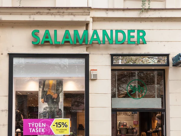 Prague Czechia Νοεμβρίου 2019 Λογότυπο Της Salamander Shoes Μπροστά Από — Φωτογραφία Αρχείου
