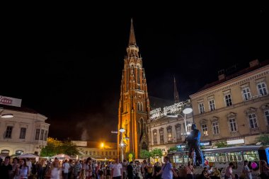 OSIJEK, CROATIA - 25 Ağustos 2017: Osijek, Ante Starceviç meydanındaki bir gıda pazarında kalabalık toplandı. Şehrin katedrali arka planda görülebilir.