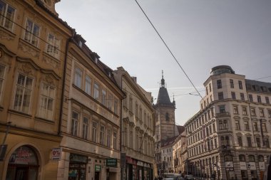 PRAG, CZECHIA - 31 Ekim 2019: Prag, Çek Cumhuriyeti 'nin Yeni Belediye Binası' nın (novomestska radnice) çan kulesi, dar turistik ortaçağ sokakları ve evleri ile çevrili