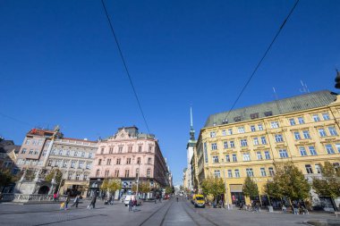 BRNO, CZECHIA - NOVEMBER 6, 2019: Brno şehir merkezindeki Rasinova Caddesi, Namesti Svobody Meydanı 'ndan, diğer adıyla Kostel Svateho Jakuba, mağazalar ve butiklerle çevrili.