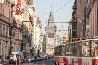 PRAG, CZECHIA - 31 Ekim 2019: Jidrisska Vez kulesi Prag Tramvayı ile görüldü, Tatra T6A5 geçiyordu. Jindrisska Vez, ya da Aziz Henry Kulesi, bir kilisenin saat kulesidir.