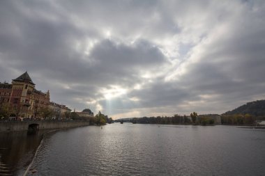 Çek Cumhuriyeti Prag Panoraması, Vltava nehrinden, Moldau olarak da bilinir, arka planda şehrin simgelerinden biri olan Most Legii, veya Legion Most, sonbaharda bulutlu bir günbatımında