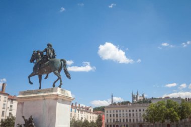 Lyon şehir merkezindeki Bellecour Meydanı 'nda Roi Louis XIV heykeli. Yazın arka planda Notre Dame de Fourviere Kilisesi var.