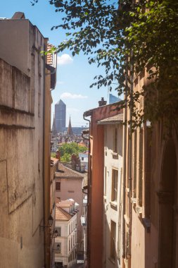 Montee des Carmes Dechausses in Fourviere, Vieux Lyon 'un (eski Lyon) tipik dar bir sokağıdır. Fransa 'nın en büyük ikinci şehridir.