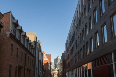 Montreal, Quebec, Kanada şehir merkezinin yerleşim bölgesi, küçük bir sokakta apartman daireleri ve konut daireleri, arka planda CBD 'den gelen iş skycraps' ları