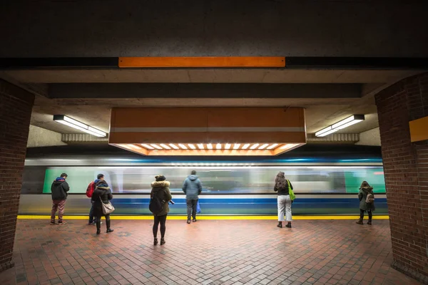 Metro Entrando Rápido Una Estación Tránsito Con Pasajeros Vistos Pie —  Fotos de Stock