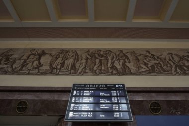 PRAG, CZECHIA - 3 Kasım 2019: Çek demiryolları Ceske Drahy 'nin Praha Smichovske nadrazi tren istasyonundaki kalkış kurulu, Prag' ın ana ulaşım merkezi