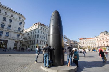 BRNO, CZECHIA - 6 Kasım 2019: Brnensky orloj olarak da bilinen astronomik saat, Namesti Svobody Meydanı 'nda, Brno şehir merkezinin ana meydanı ve sembolü ve yanından geçen insanlar