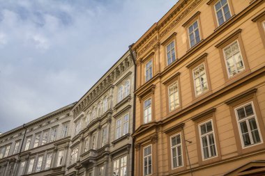 Şehrin en turistik bölgesinde, Prag, Çek Cumhuriyeti 'nin tarihi merkezi olan eski bir kasabanın caddesindeki eski bir apartman binasının tipik Ortaçağ cephesi