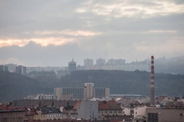 Çekoslovakya 'nın Brno, Çek banliyölerinde Panelaky adı verilen ve fabrika bacası olan eski endüstriyel binaların panoraması. Komünist mimarinin sembolleri.
