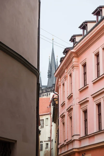 Узкая Улица Средневековыми Зданиями Булыжниками Старом Городе Праги Называемая Стар — стоковое фото