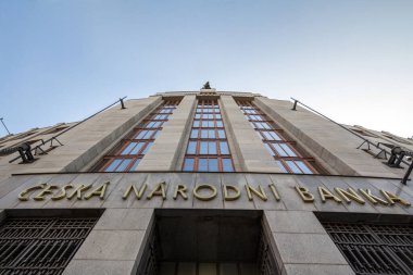 PRAG, CZECHIA - NOVEMBER 1, 2019: Ceska Narodni Banka CNB logosu Prag 'daki merkezlerinde. CNB, veya Çek Ulusal Bankası, para birimi ve ekonomiden sorumlu Çek Merkez Bankası 'dır.