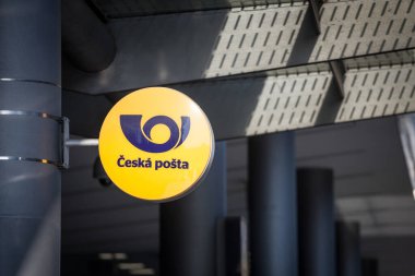 PRAG, CZECHIA - 31 Ekim 2019: Ceska Posta logosu Prag 'daki yerel postanelerinde. Ceska Posta (Çekçe: 