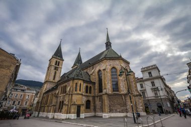 SARAJEVO, BOSNIA - 17 Nisan 2017: Saraybosna 'nın Kutsal Kalbi Katedrali, aynı zamanda şehrin merkezinde Katedrala srca isusova olarak da bilinir. Şehrin ana Katolik kilisesidir.