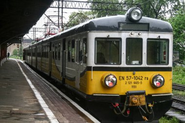 WROCLAW, POLAND - 11 Mayıs 2013: EN 57 Sınıfı EMU Wroclaw 'ın varoşlarındaki bir tren istasyonunda banliyö hizmetinde przewozy Regionalne Polregio' ya ait