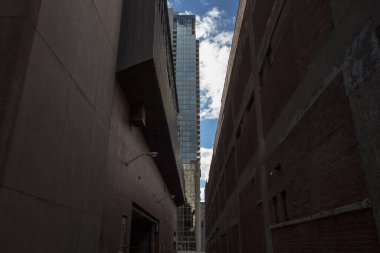 Montreal, Quebec, Kanada, CBD 'deki gökdelenlerin altındaki çıkmaz sokak. Montreal büyük bir Kuzey Amerika ekonomi merkezidir.