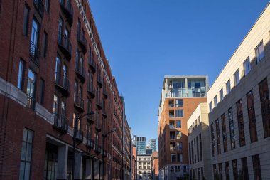 Montreal, Quebec, Kanada şehir merkezinin yerleşim bölgesi, küçük bir sokakta apartman daireleri ve konut daireleri, arka planda CBD 'den gelen iş skycraps' ları